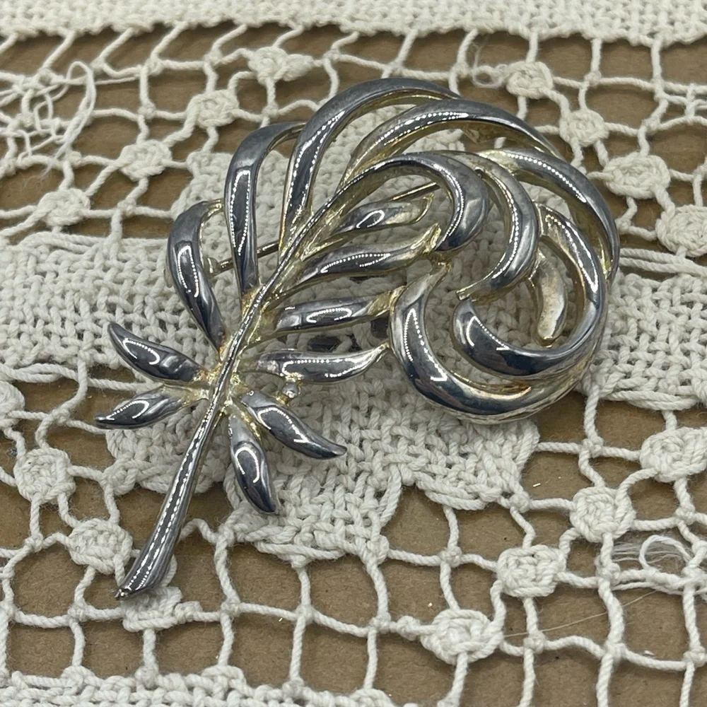 Vintage Silver Tone Swirl Leaf Feather‎ Brooch Pin Mid Century Modern Style